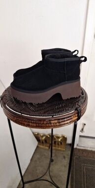 UGG Ultra Mini New Heights Women’s Size 8 Black Suede Platform Boots 1158311